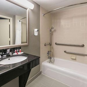 Deluxe Queen Room Mobility Access or Non-Smoking